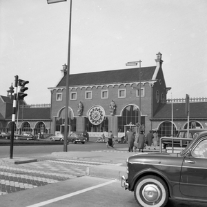 150422 Gezicht op de voorgevel van het N.S.-station 's Hertogenbosch te 's-Hertogenbosch.